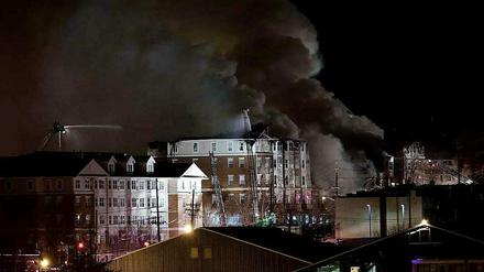 Das Feuer am Mittwoch hat einen ganzen Wohnblock in Edgewater, New Jersey erfasst.