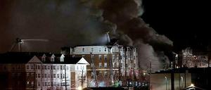 Das Feuer am Mittwoch hat einen ganzen Wohnblock in Edgewater, New Jersey erfasst.