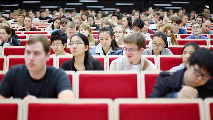 Frauen und Männer studieren zusammen, wie hier in Leipzig. Es gibt natürlich auch reine Frauen-Universitäten, z. B. in Japan, wo sich nun ein Mann einklagen möchte.