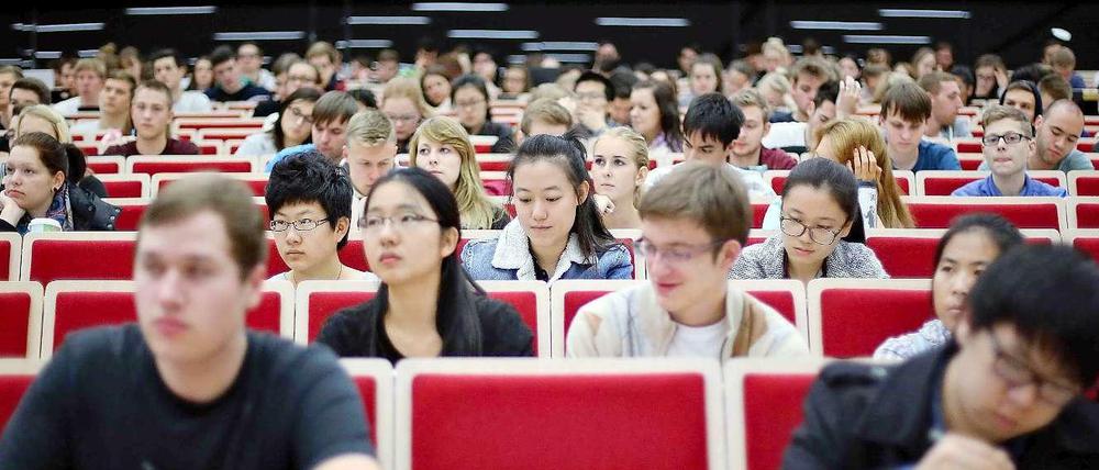 Frauen und Männer studieren zusammen, wie hier in Leipzig. Es gibt natürlich auch reine Frauen-Universitäten, z. B. in Japan, wo sich nun ein Mann einklagen möchte.