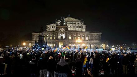 In den vergangenen Wochen kamen Zehntausende zu den Pegida-Demonstrationen: An diesem Montag hat die Dresdner Polizei alle Versammlungen aus Sicherheitsgründen untersagt.