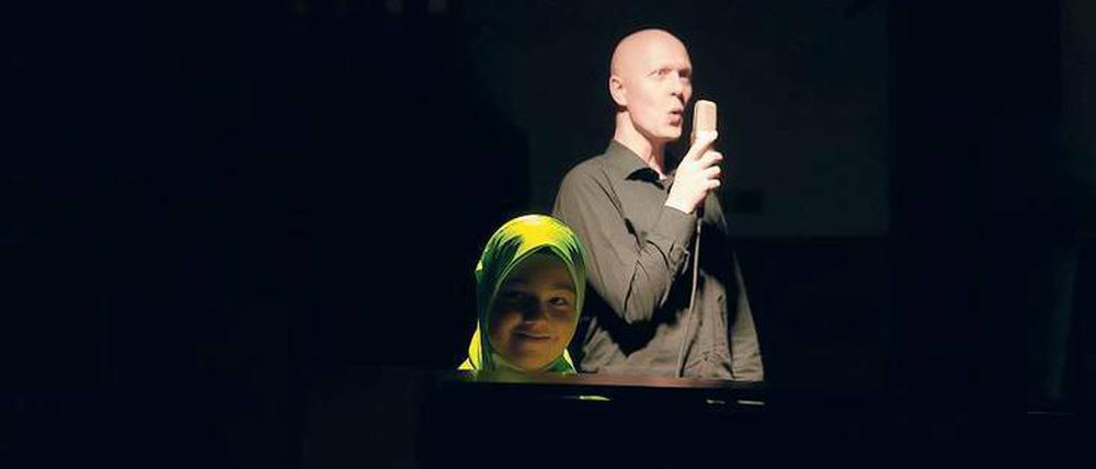 Vor dem großen Auftritt. Schüler der Kreuzberger Hector-Petersen-Schule proben mit Künstlern und Musikern in der Deutschen Oper. 