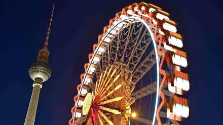 Das Riesenrad vom Weihnachtsmarkt 2014 am Roten Rathaus in Berlin.