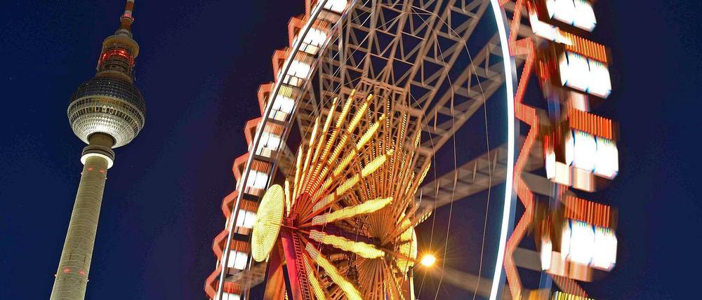 Das Riesenrad vom Weihnachtsmarkt 2014 am Roten Rathaus in Berlin.