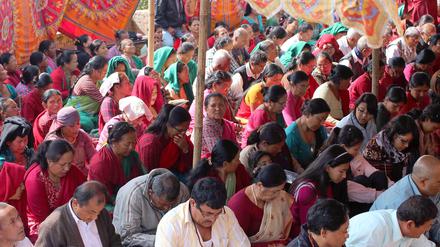 Gläubige Buddhisten vor dem Tempelkomplex Swayambhunath in Kathmandu in Nepal.