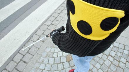 Beim Überqueren einer Straße orientieren sich Sehbehinderte an Verkehrsgeräuschen und Stimmen. Nur selten helfen Mitmenschen auch mal