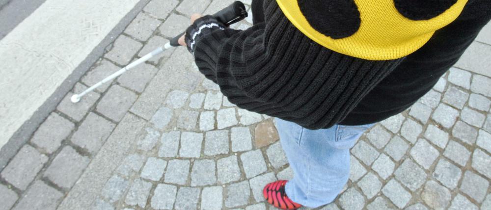 Beim Überqueren einer Straße orientieren sich Sehbehinderte an Verkehrsgeräuschen und Stimmen. Nur selten helfen Mitmenschen auch mal