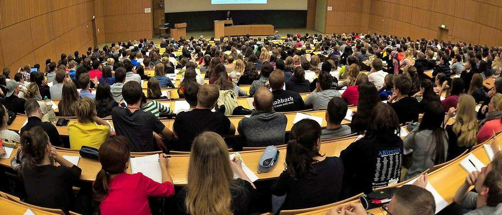 Ein überfüllter Hörsaal an der Universität in Ilmenau (Thüringen). Wie wäre es denn mit einem Master in Schweden?