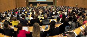 Ein überfüllter Hörsaal an der Universität in Ilmenau (Thüringen). Wie wäre es denn mit einem Master in Schweden? 