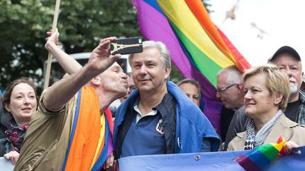 Bussi Bussi: Im vergangenen Jahr liefen Klaus Wowereit, Renate Künast, Ramona Pop und zahlreiche andere CSD-Unterstützer bei der Alternativ-Parade mit.