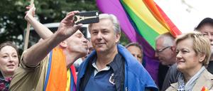 Bussi Bussi: Im vergangenen Jahr liefen Klaus Wowereit, Renate Künast, Ramona Pop und zahlreiche andere CSD-Unterstützer bei der Alternativ-Parade mit.