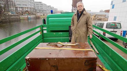 Der Liedermacher Wolf Biermann mit einem seiner Stahlschränke in Hamburg. 