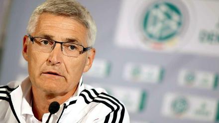 Lutz Michael Fröhlich (57) war zwischen 1994 und 2002 FIFA-Schiedsrichter. In der Bundesliga pfiff er bis zu seinem Karriereende 2005 genau 200 Spiele. Der gebürtige Berliner ist seit 2008 hauptamtlicher Abteilungsleiter für die Unparteiischen beim Deutschen Fußball-Bund (DFB).