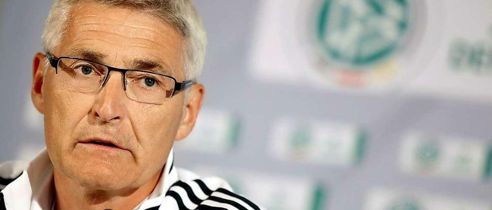 Lutz Michael Fröhlich (57) war zwischen 1994 und 2002 FIFA-Schiedsrichter. In der Bundesliga pfiff er bis zu seinem Karriereende 2005 genau 200 Spiele. Der gebürtige Berliner ist seit 2008 hauptamtlicher Abteilungsleiter für die Unparteiischen beim Deutschen Fußball-Bund (DFB).
