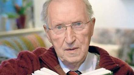 Ein Mann, ein Buch. Uwe Holmer lebt heute nahe Rostock. 