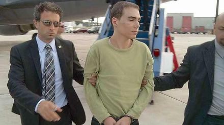 Luka Rocco Magnotta (Mitte) nach seiner Auslieferung 2012 am Flughafen von Montreal.