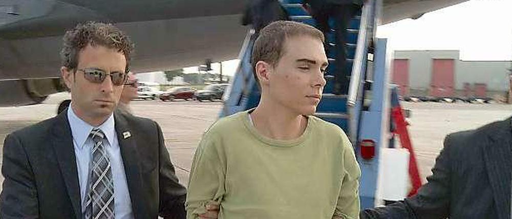 Luka Rocco Magnotta (Mitte) nach seiner Auslieferung 2012 am Flughafen von Montreal.