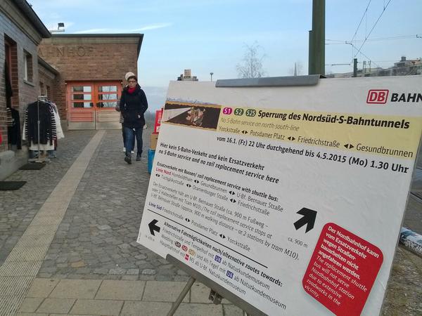 Kehrtwende: Mancher rüttelte vergeblich an den Türen des Nordbahnhofs - und studierte dann erst die detaillierte Übersicht zum Ersatzverkehr.