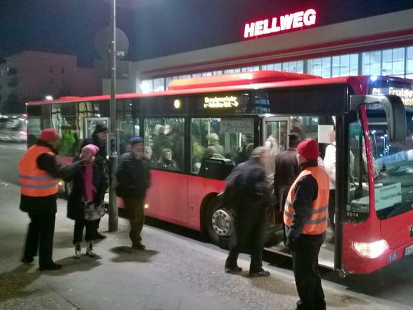 Hilfe in Orange: An den Haltestellen des Ersatzverkehrs, wie hier am Montagmorgen in der Yorckstraße, hatte die S-Bahn zahlreiche Service-Mitarbeiter postiert.