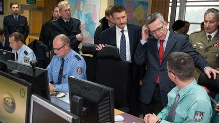 Brandenburgs Innenminister Karl-Heinz Schröter (SPD, dritter von rechts) hier bei einem Besuch mit Bundesinnenminister Thomas de Maizière (CDU, 2.v.r.) im Zentrum der deutsch-polnischen Polizei- und Zollzusammenarbeit am Grenzübergang in Frankfurt/Oder.