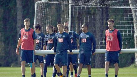 Ein Rückgrat, das trägt. Herthas Mannschaft hat in der Hinrunde unter zu vielen Wechseln gelitten. Für die Rückserie sucht Trainer Luhukay nach einer festen Stammelf.