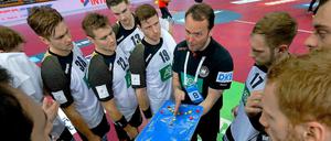 Im Auge des Orkans. Trainer Dagur Sigurdsson strahlt große Ruhe aus.