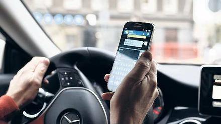 Manchen Ärger kann man sich sparen: Während einer Autofahrt ist es verboten, ein Handy in der Hand zu halten. Dies ist auch gar nicht nötig, denn Sprachassistenten helfen dabei, zum Beispiel eine SMS zu versenden oder ein Telefonat einzuleiten. Foto: pa/dpa
