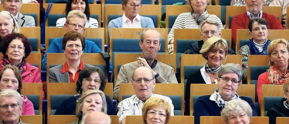 Jugendlicher Leichtsinn? Wer dem Fotografen als älterer Gasthörer in der Uni die Zunge zeigt, ist wohl eher „unterkontrolliert“. Das Ergebnis eines jähen Persönlichkeitswandels ab dem 70. Lebensjahr, wie ihn Juniorprofessorin Jule Specht erforscht?