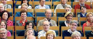 Jugendlicher Leichtsinn? Wer dem Fotografen als älterer Gasthörer in der Uni die Zunge zeigt, ist wohl eher „unterkontrolliert“. Das Ergebnis eines jähen Persönlichkeitswandels ab dem 70. Lebensjahr, wie ihn Juniorprofessorin Jule Specht erforscht?