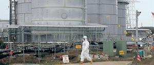 Das sieht nicht nach Olympia aus. Ein Arbeiter vor dem Werk von Fukushima.