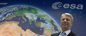 Thomas Reiter, Esa-Direktor für bemannte Raumfahrt und Missionsbetrieb mit einem Modell eines Sentinel-1 Satelliten. 