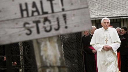 Papst Benedikt XVI. bei einem Besuch in Auschwitz. Sein Nachfolger Franziskus reist auch viel um die Welt - und mischt sich aktiv in politische Belange ein. 