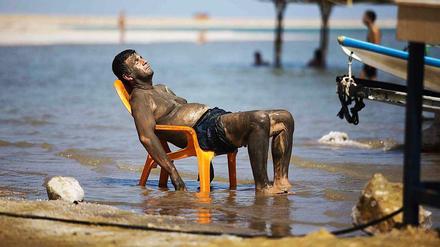 Urlaub in Israel? Hier ein Tourist in Ein Gedi am Toten Meer.