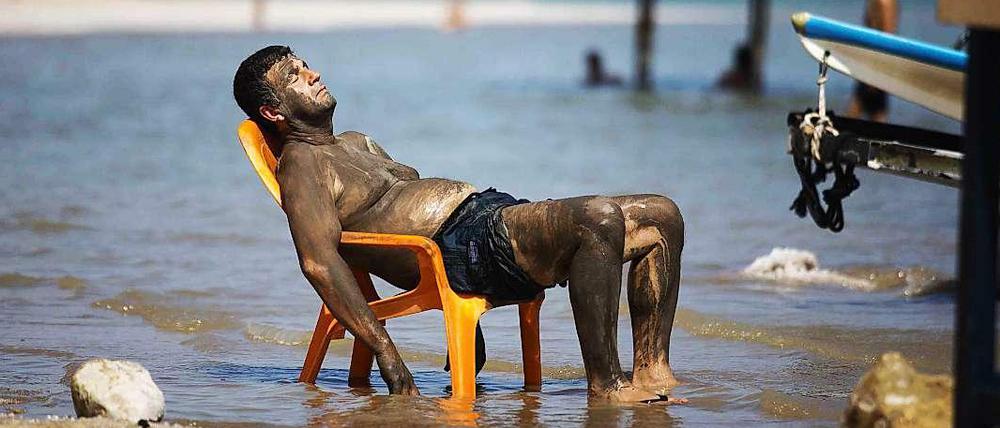 Urlaub in Israel? Hier ein Tourist in Ein Gedi am Toten Meer.