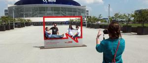 Schnappschuss vor der Arena. Die wird im Sommer 2015 umbenannt - und damit auch der Platz vor der Veranstaltungshalle.