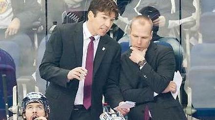 Eisbären-Trainer Uwe Krupp hat sich in seiner Anfangszeit bei den Eisbären vor allem viele Notizen gemacht, denn trainieren konnte er sein neues Team bisher kaum.