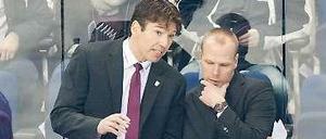  Eisbären-Trainer Uwe Krupp hat sich in seiner Anfangszeit bei den Eisbären vor allem viele Notizen gemacht, denn trainieren konnte er sein neues Team bisher kaum.