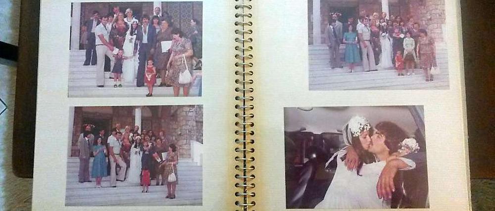 Erinnerung an gute Zeiten: Die Hochzeit von Natasha und Fontas mit der ganzen Familie - die seitdem noch deutlich größer geworden ist. In der Krise unterstützen sie sich gegenseitig, auf den Staat vertraut kaum jemand.