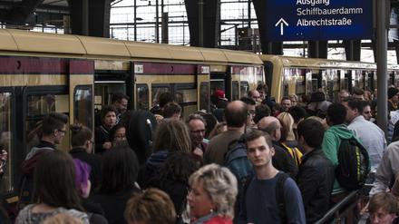 Der Bahnhof Friedrichstraße: Beliebtes Jagdrevier für Trick- und Taschendiebe.