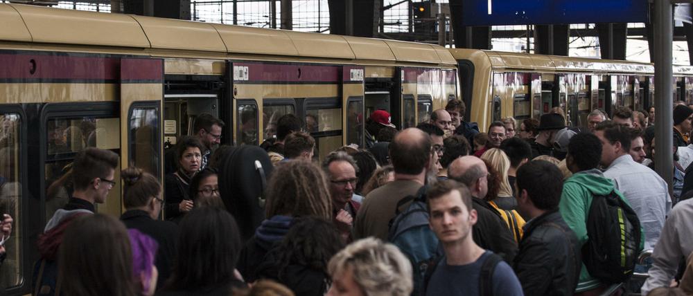 Der Bahnhof Friedrichstraße: Beliebtes Jagdrevier für Trick- und Taschendiebe.