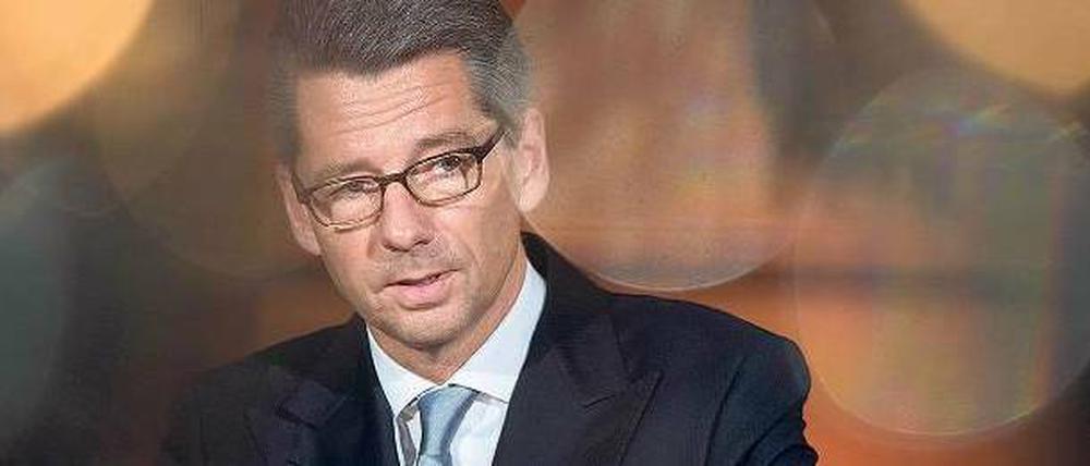 Staat und Firmen müssen mehr Geld ausgeben, sagt BDI-Chef Ulrich Grillo und plädiert für eine Investitionsoffensive, um die riesige Investitionslücke hierzulande zu stopfen. 