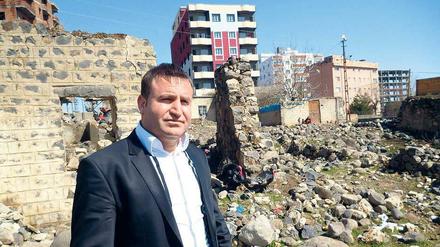 In Ruinen. Robert Tutus zwischen den Überresten der christlichen Altstadt von Idil. Im Hintergrund zu sehen: die neue Kurdenstadt.