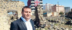 In Ruinen. Robert Tutus zwischen den Überresten der christlichen Altstadt von Idil. Im Hintergrund zu sehen: die neue Kurdenstadt.