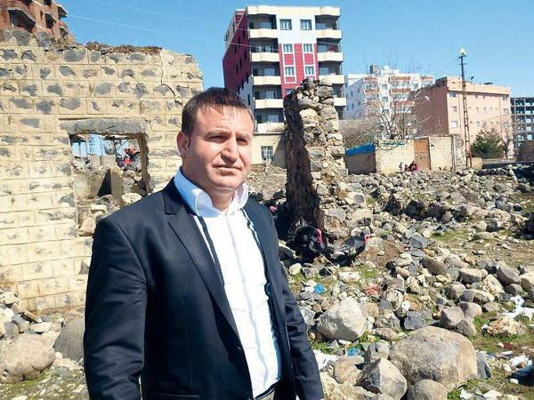 In Ruinen. Robert Tutus zwischen den Überresten der christlichen Altstadt von Idil. Im Hintergrund zu sehen: die neue Kurdenstadt.