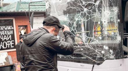 13 Tote, 20 Verletzte. Durch den Einschlag einer Granate starben in Donezk erneut viele Zivilisten.