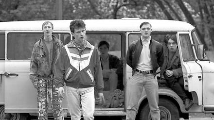 Der Hass normaler Leute: Tabor (Jakob Bieber), Robbie (Joel Basmann), Sandro (David Schütter) und Goldhahn (Paul Gäbler) in "Wir sind jung. Wir sind stark."
