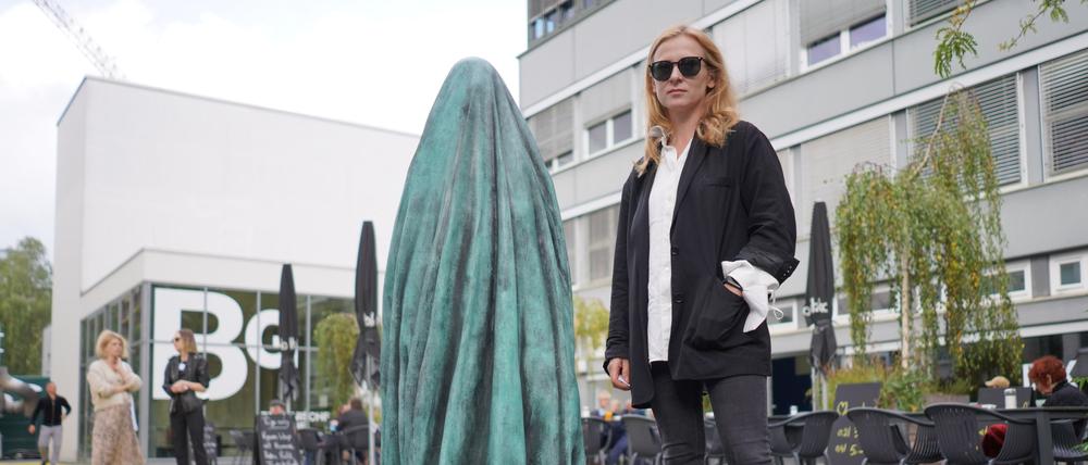 Cooler Kopf. Alicja Kwade neben ihrem Werk „Selbstporträt als Geist“.