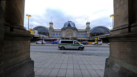 Ein Polizeiauto in Dresden. Wegen Terrordrohungen wurden alle Demonstrationen in der Stadt am Montag abgesagt.