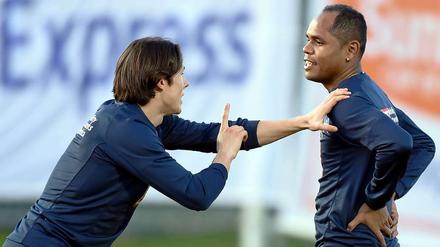 Ohne Ball braucht Ronny (r.) viel Unterstützung.