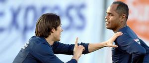 Ohne Ball braucht Ronny (r.) viel Unterstützung.